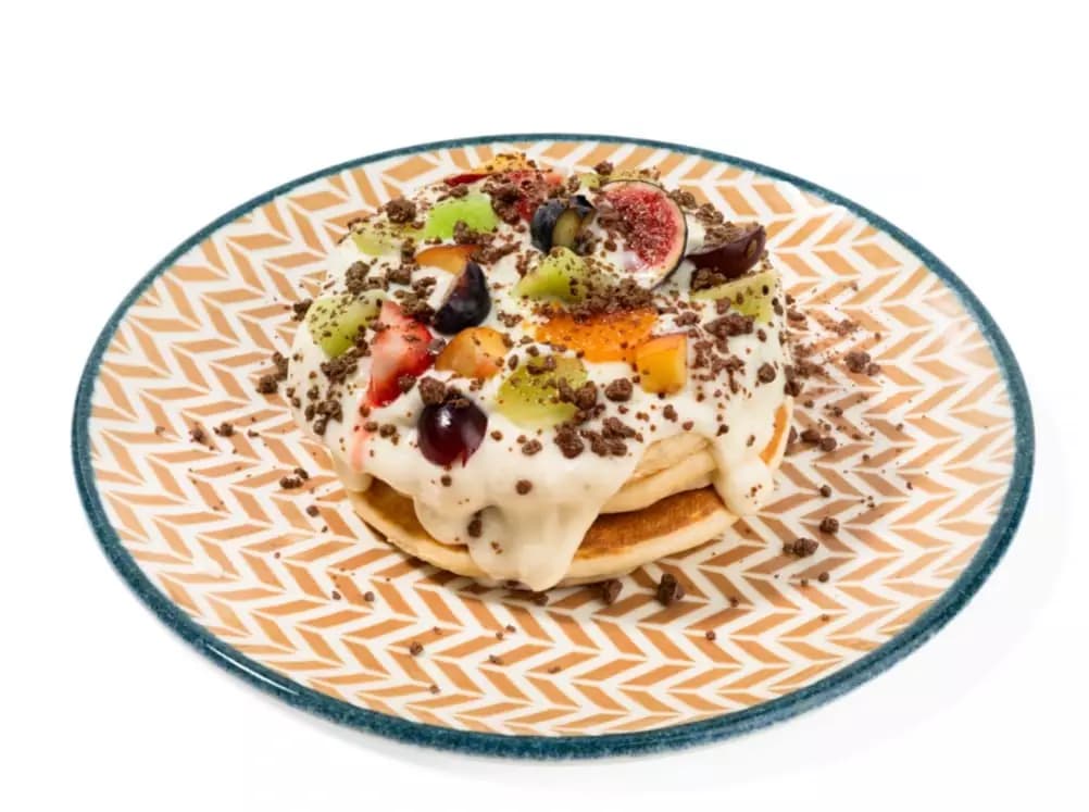 с чиз-кремом, фруктами и молочным шоколадом