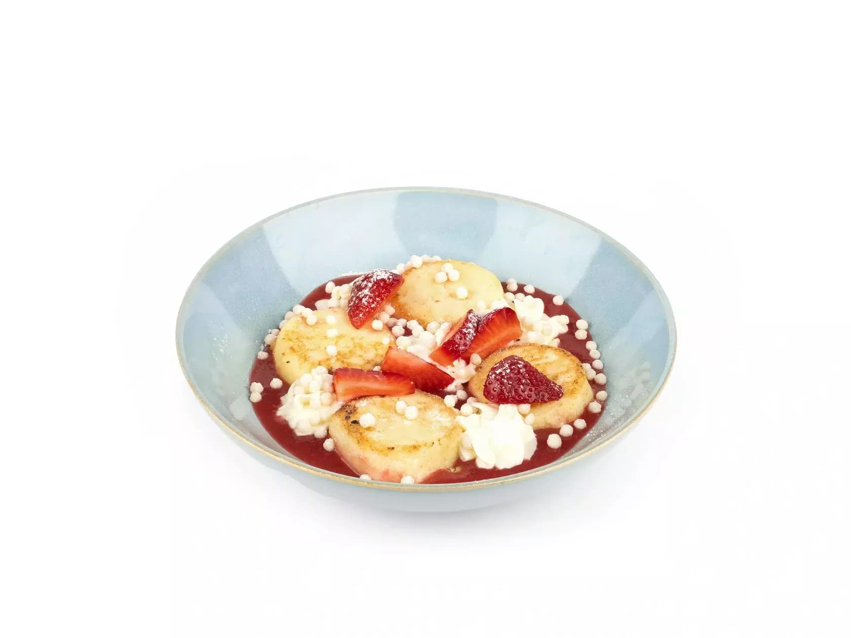 с клубничным соусом и сливочным кремом