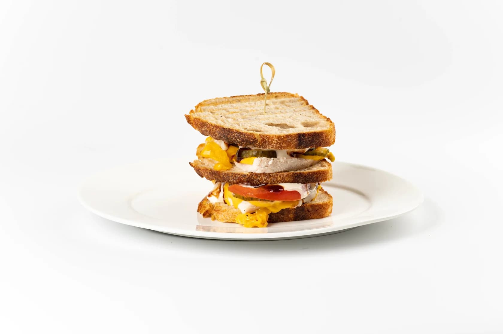 клаб-сэндвич на ремесленном хлебе с курицей и сыром