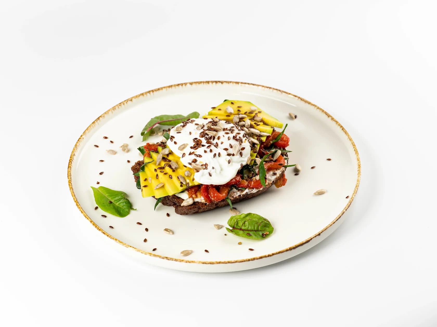 авокадо-тост на ржаном хлебе с яйцом пашот